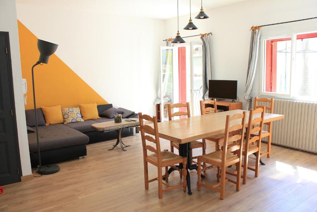 un salon avec une table et un canapé dans l'établissement Gîte Lou Mounié provençal, à Nyons