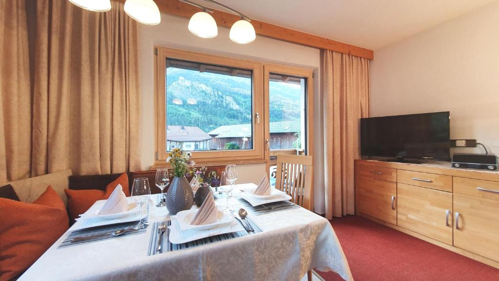 TV a/nebo společenská místnost v ubytování Appartements-Pension Reinstadler