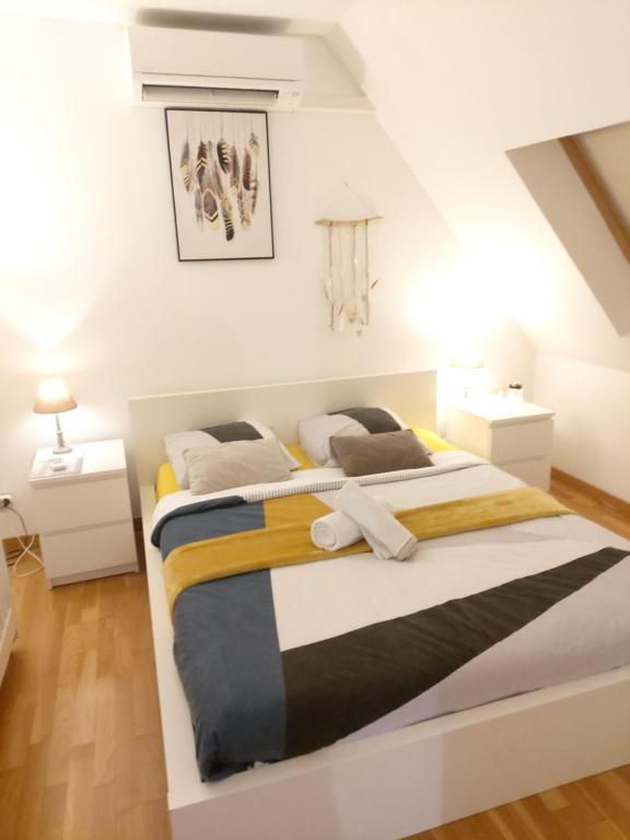 ein Schlafzimmer mit zwei Betten in einem Zimmer in der Unterkunft Disneyland/Paris 1 a10 personnes climatisee in Pontault-Combault