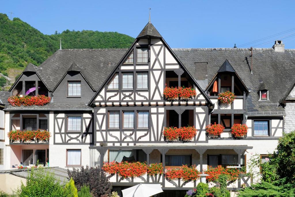 un bâtiment avec des boîtes de fleurs sur les fenêtres dans l'établissement Winneburger Hof, à Ernst