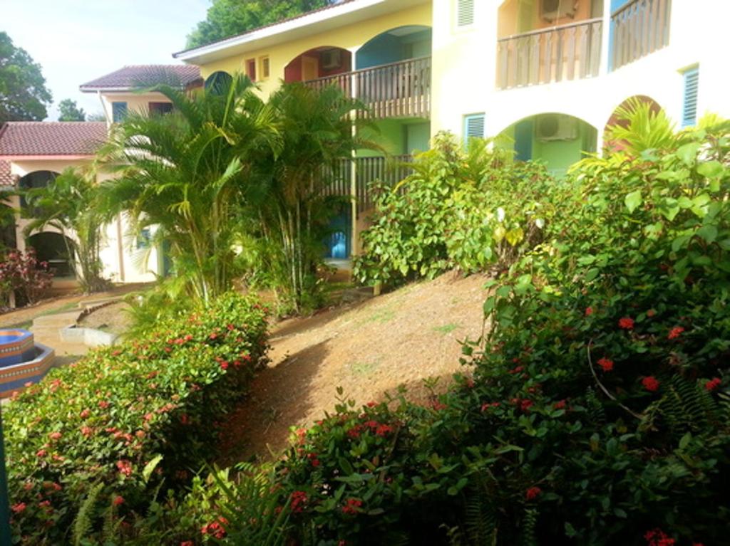Zahrada ubytování Studio charmant à Sainte-Anne avec piscine privée, 25 m²