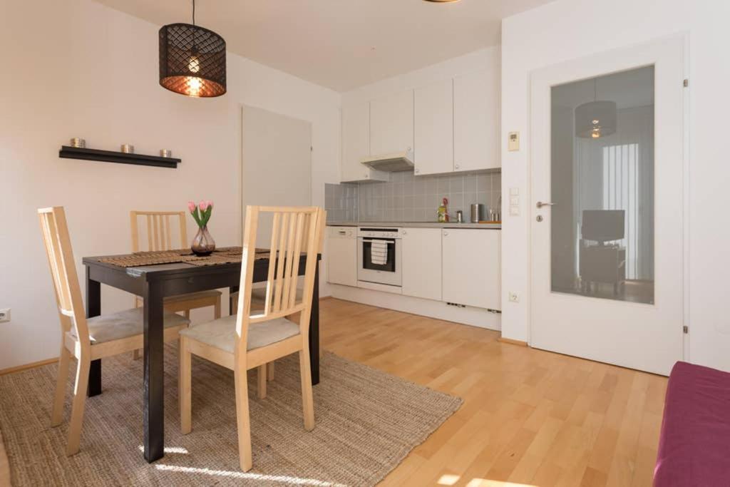 Kuchyňa alebo kuchynka v ubytovaní Bright Apartment in Hip & High Quality Neighborhood