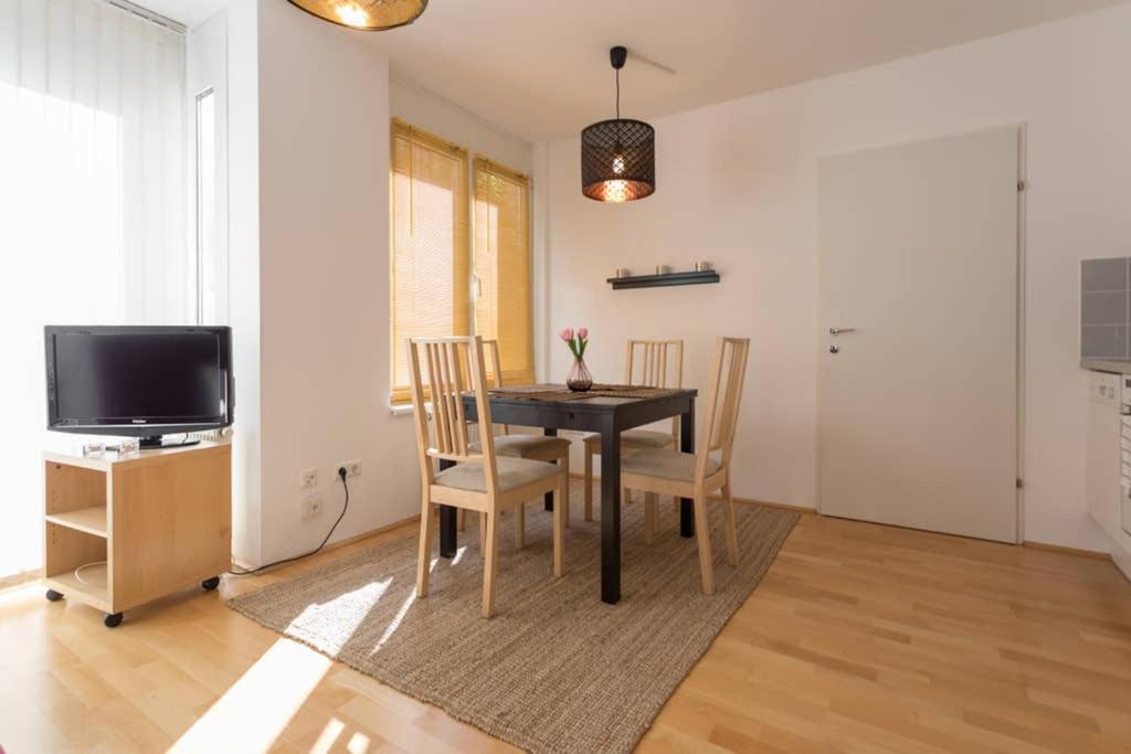 Televízia a/alebo spoločenská miestnosť v ubytovaní Bright Apartment in Hip & High Quality Neighborhood
