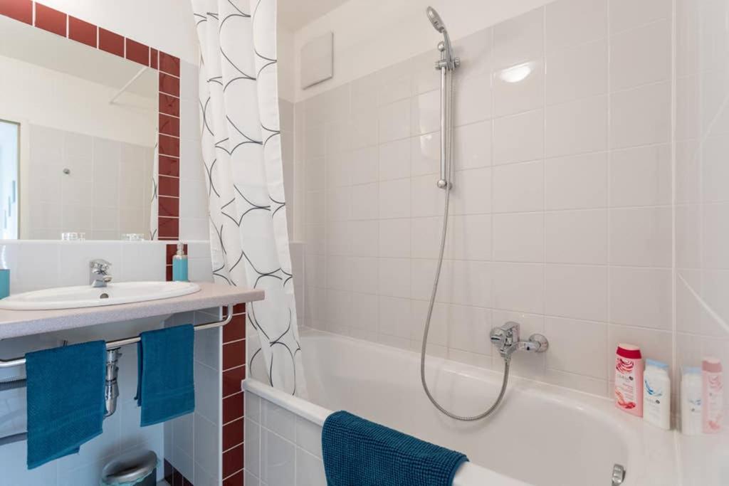 Kúpeľňa v ubytovaní Bright Apartment in Hip & High Quality Neighborhood