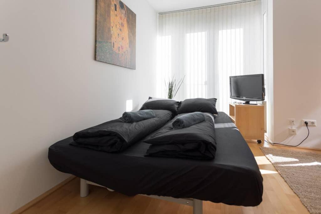Televízia a/alebo spoločenská miestnosť v ubytovaní Bright Apartment in Hip & High Quality Neighborhood
