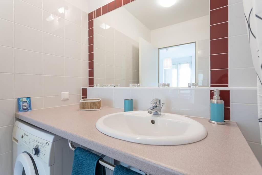 Kúpeľňa v ubytovaní Bright Apartment in Hip & High Quality Neighborhood