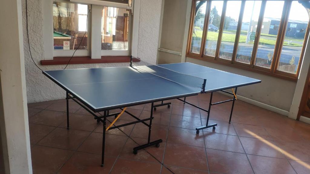 Stolní tenis v ubytování South Rakaia Hotel nebo okolí