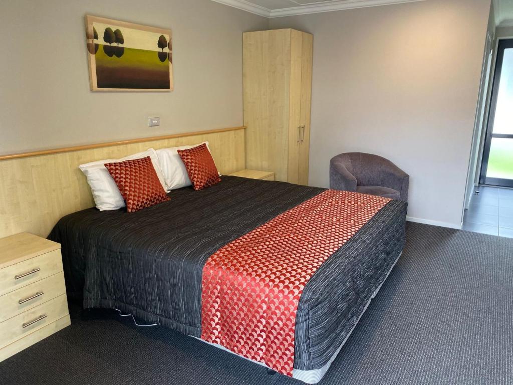Postel nebo postele na pokoji v ubytování Grove Park Motor Lodge