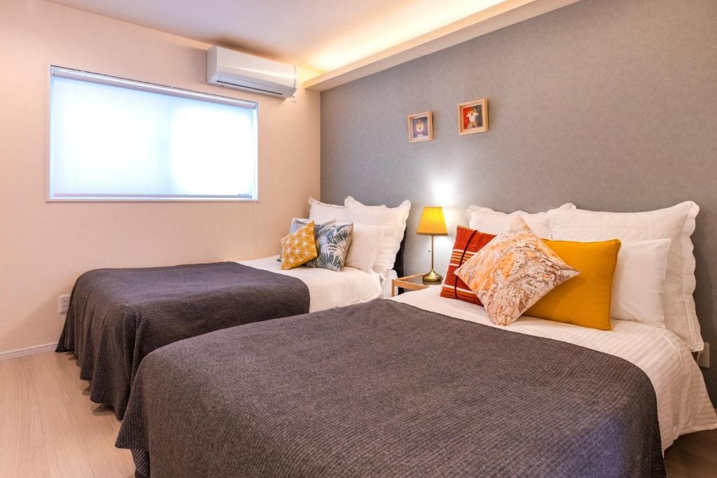 Postel nebo postele na pokoji v ubytování Condominium Luana 築浅2LDK 宮城海岸徒歩2分 American Village 車で10分