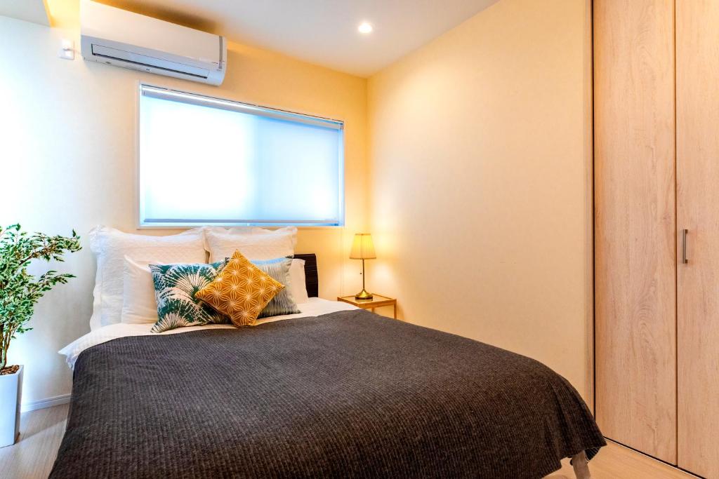 Postel nebo postele na pokoji v ubytování Condominium Luana 築浅2LDK 宮城海岸徒歩2分 American Village 車で10分