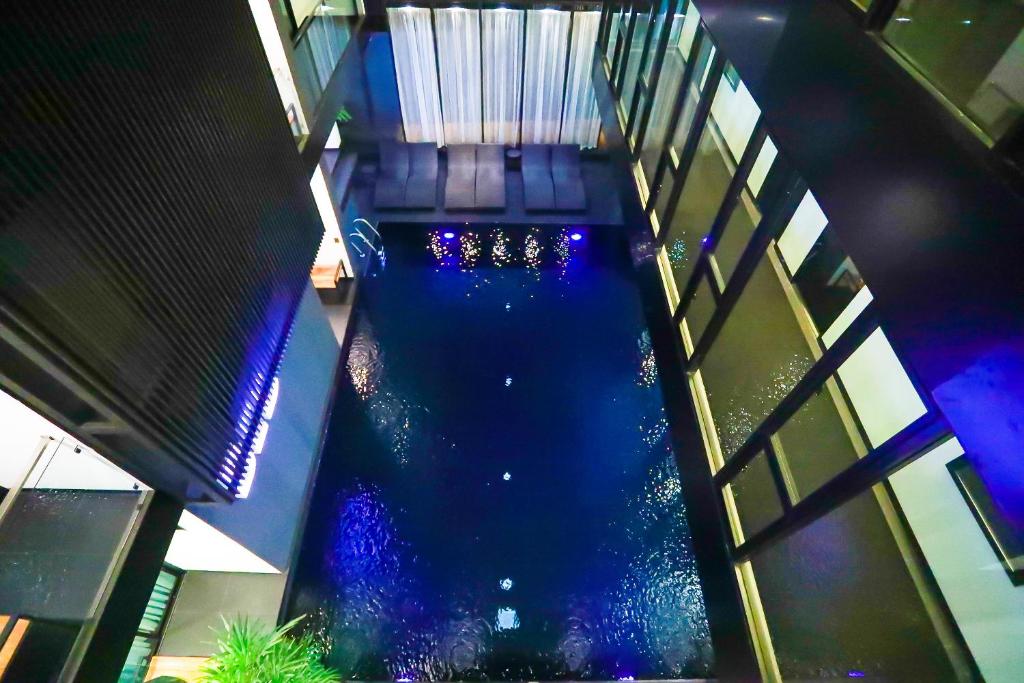 Bazén v ubytování BED Chiangmai Gate- Adults Only nebo v jeho okolí