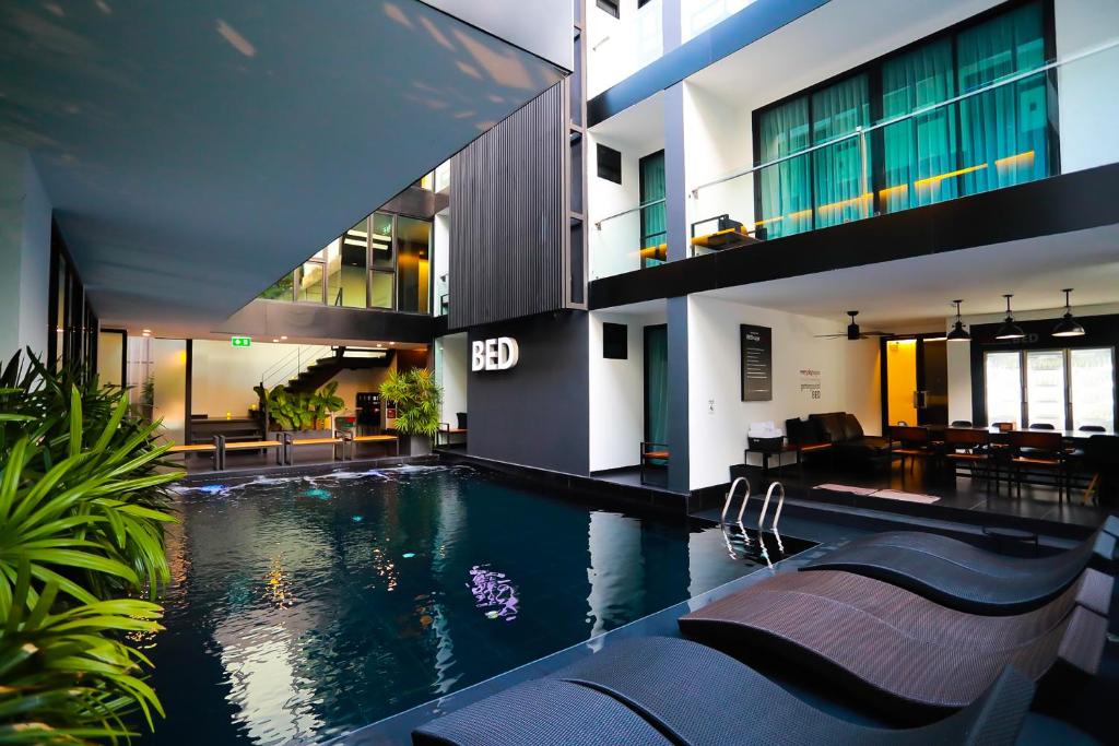 una piscina en medio de una casa en BED Chiangmai Gate- Adults Only en Chiang Mai