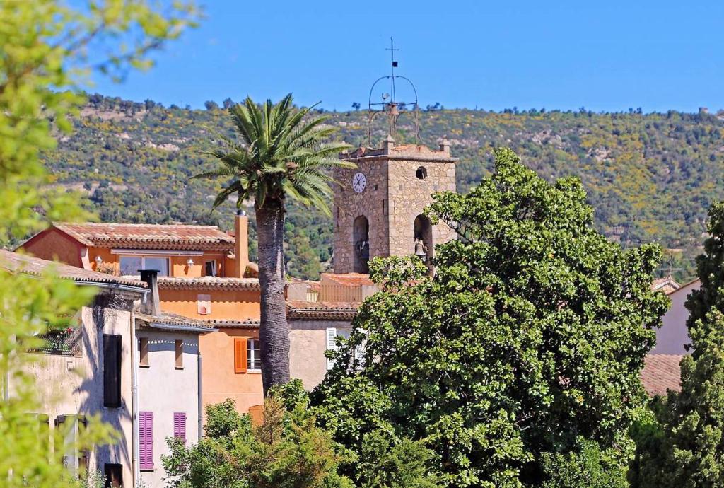 um edifício com uma palmeira e uma torre do relógio em Appartement d'une chambre avec vue sur la ville jardin amenage et wifi a Le Plan de la Tour a 6 km de la plage em Emponse