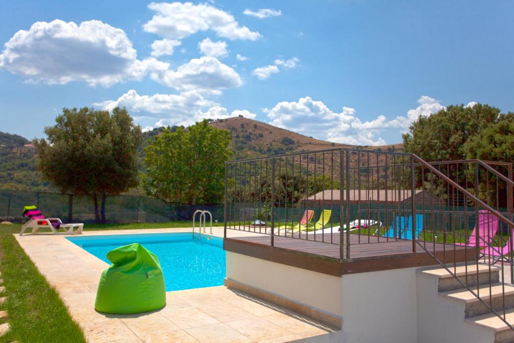 - une piscine avec un objet vert à côté dans l'établissement Villa de 3 chambres avec piscine privee jardin clos et wifi a Pietralba, à Pietralba