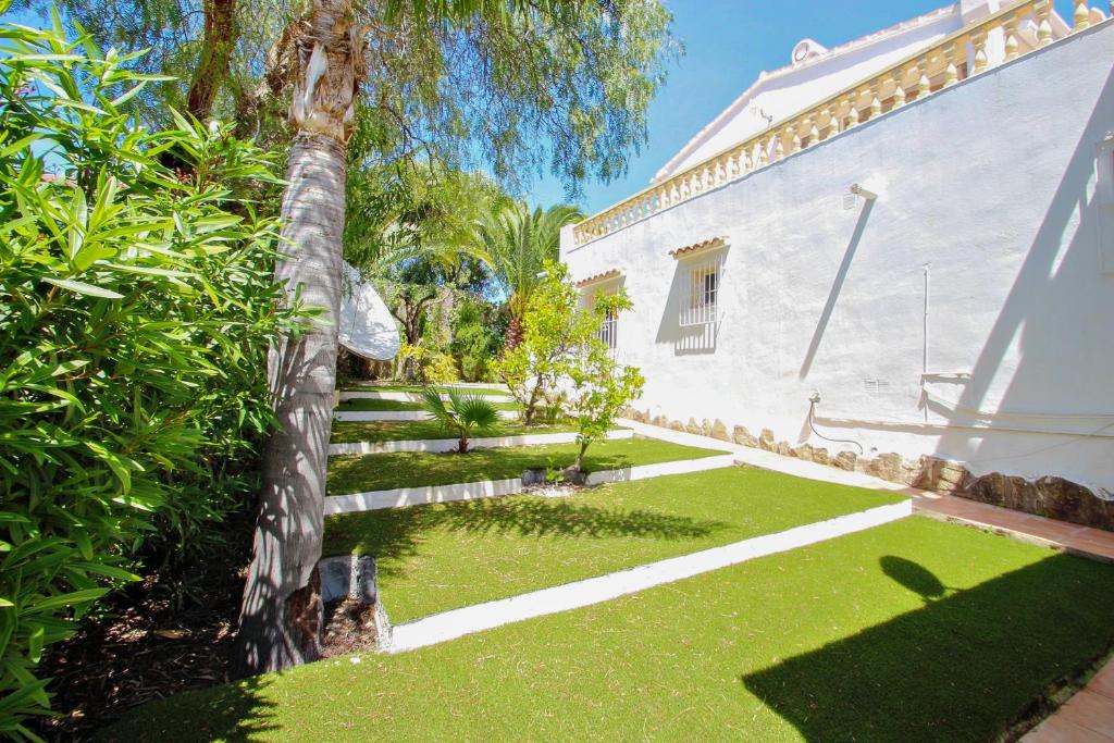 A garden outside Michelle - sea view villa with private pool in Benissa