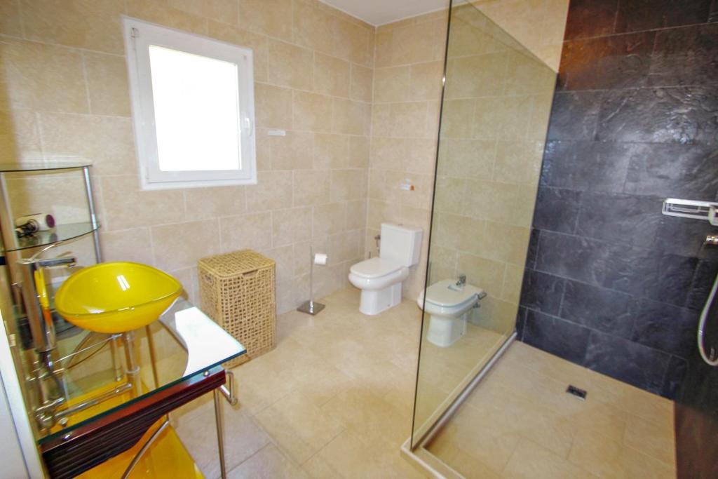 A bathroom at Michelle - sea view villa with private pool in Benissa