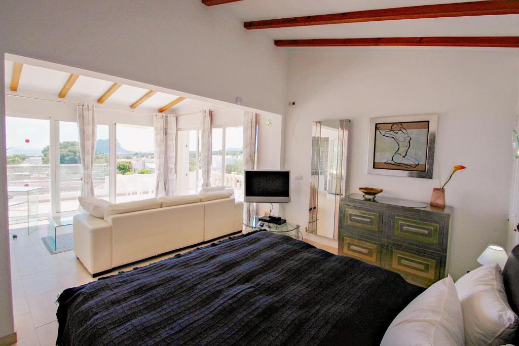A television and/or entertainment centre at Michelle - sea view villa with private pool in Benissa