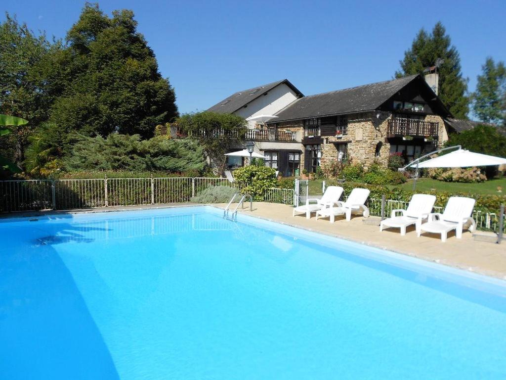 ein großer Pool mit Stühlen und ein Haus in der Unterkunft Villa de 8 chambres avec piscine privee jardin amenage et wifi a Haut de Bosdarros in Haut-de-Bosdarros