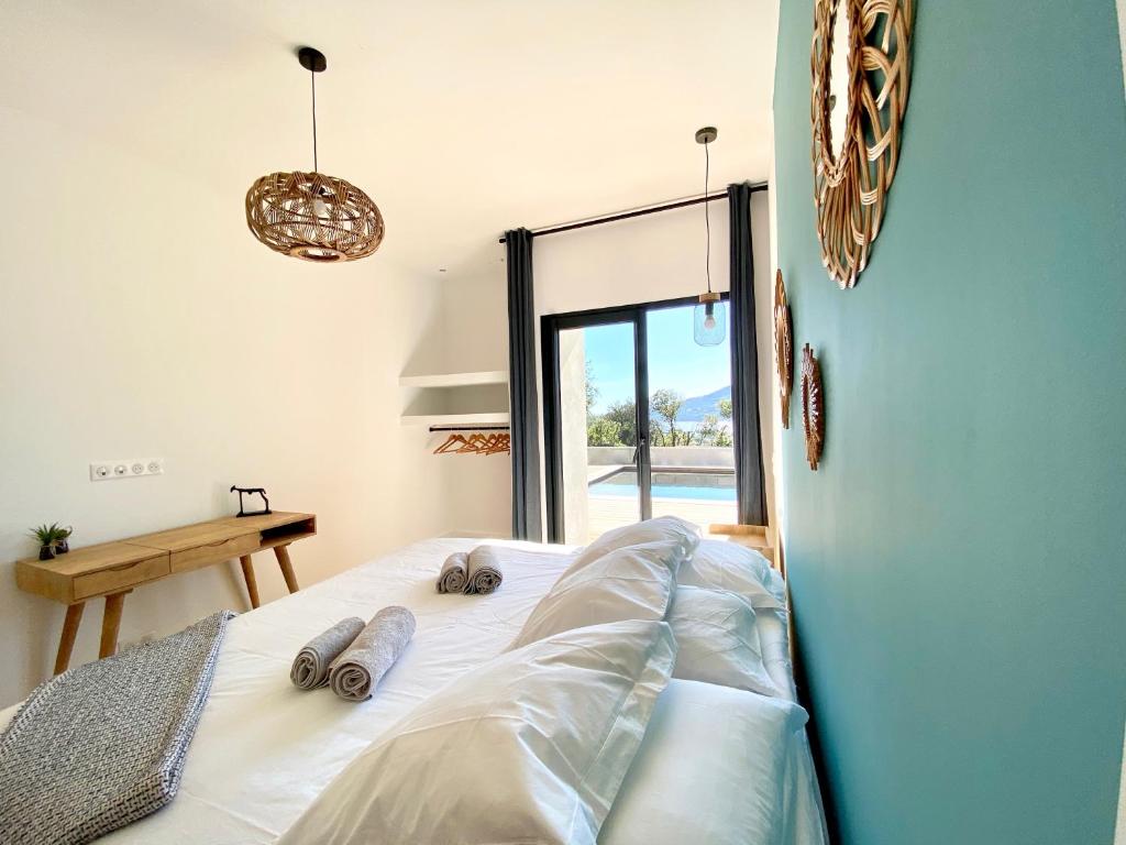 Postel nebo postele na pokoji v ubytování Villas de standing avec magnifique vue mer et piscines privées, Sagone