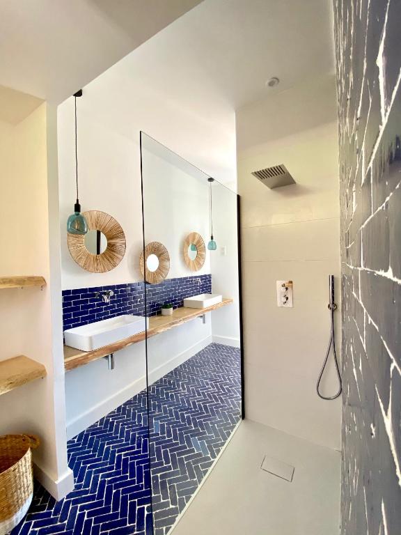 Koupelna v ubytování Villas de standing avec magnifique vue mer et piscines privées, Sagone