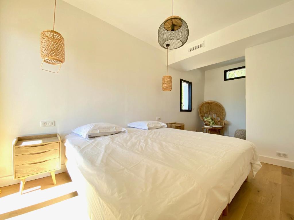 Postel nebo postele na pokoji v ubytování Villas de standing avec magnifique vue mer et piscines privées, Sagone