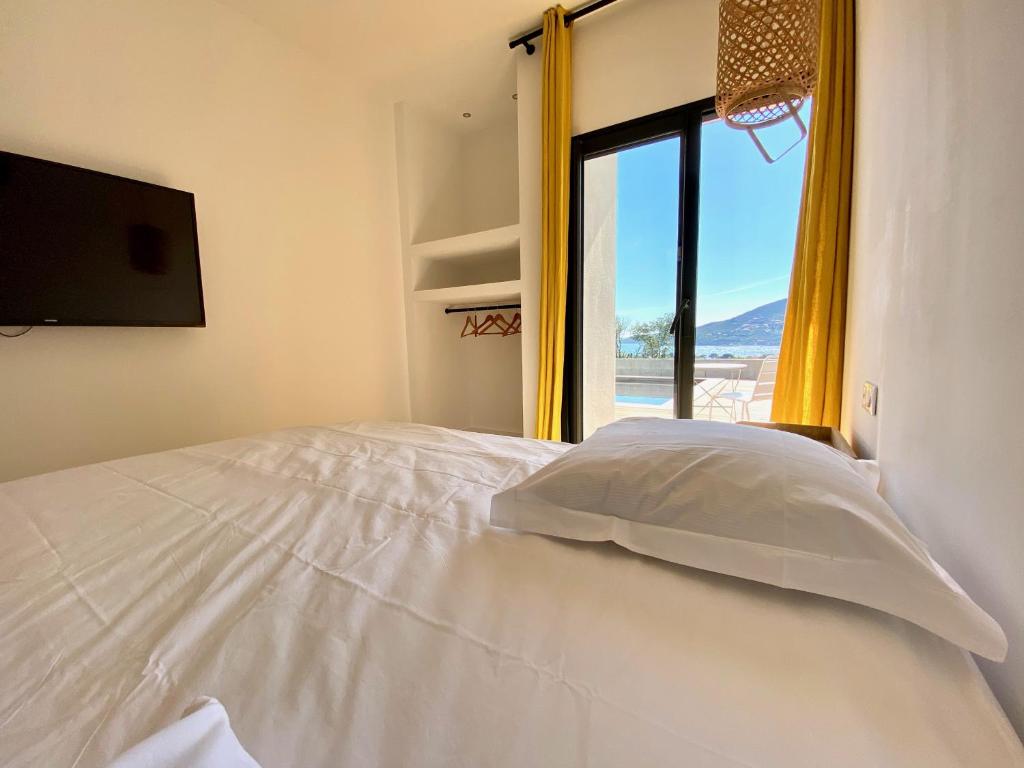 Postel nebo postele na pokoji v ubytování Villas de standing avec magnifique vue mer et piscines privées, Sagone