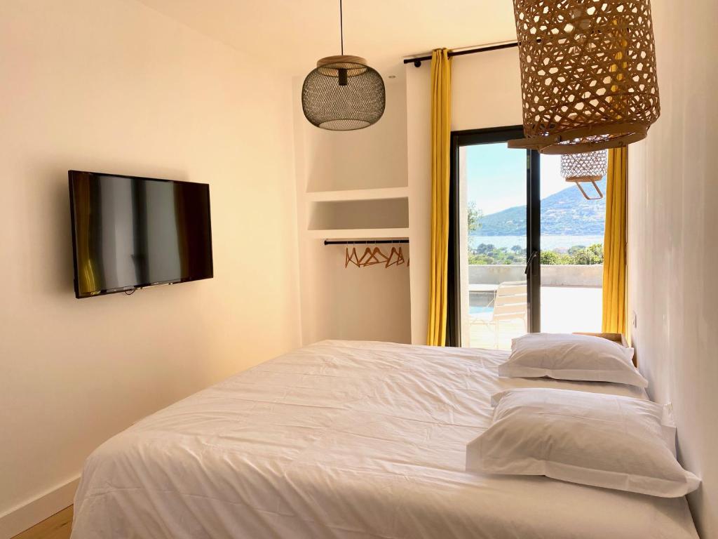 Postel nebo postele na pokoji v ubytování Villas de standing avec magnifique vue mer et piscines privées, Sagone