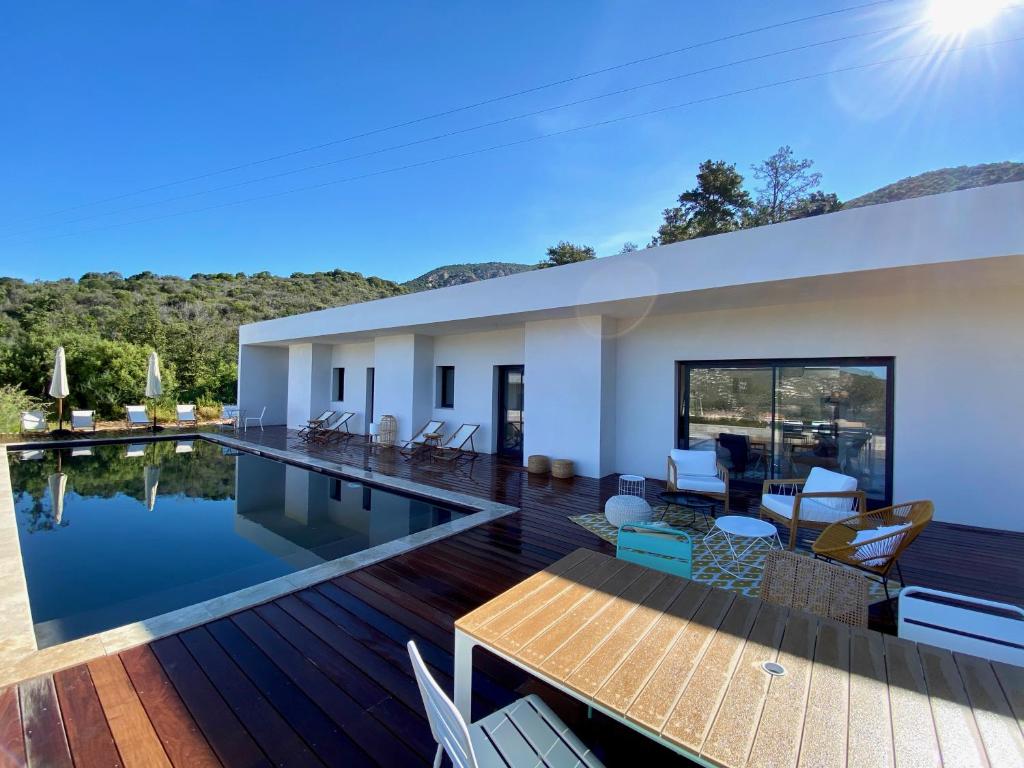 Bazén v ubytování Villas de standing avec magnifique vue mer et piscines privées, Sagone nebo v jeho okolí