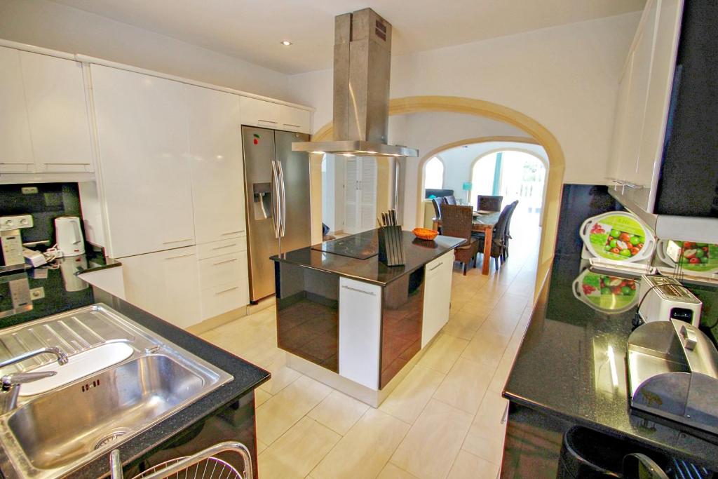 A kitchen or kitchenette at Michelle - sea view villa with private pool in Benissa