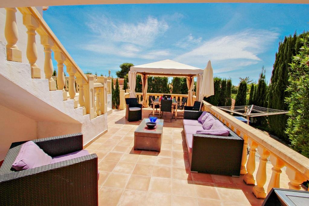 A balcony or terrace at Michelle - sea view villa with private pool in Benissa