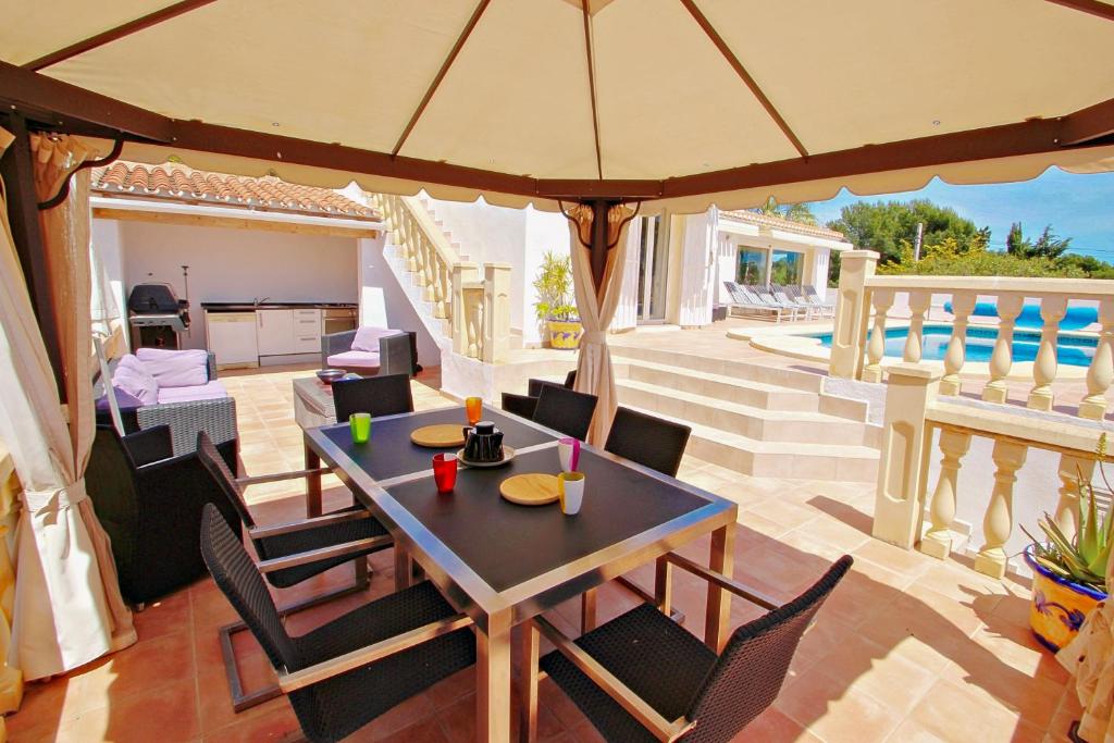 A balcony or terrace at Michelle - sea view villa with private pool in Benissa