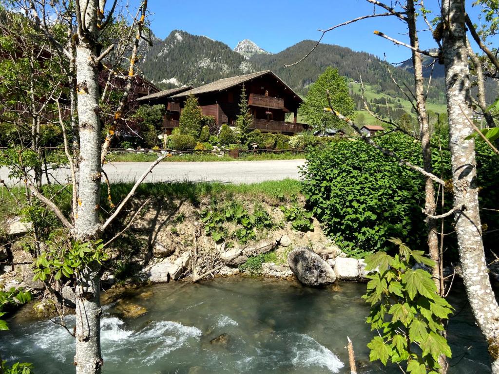 un río frente a una cabaña de madera en La Joly - ChaletYap, en La Chapelle-dʼAbondance