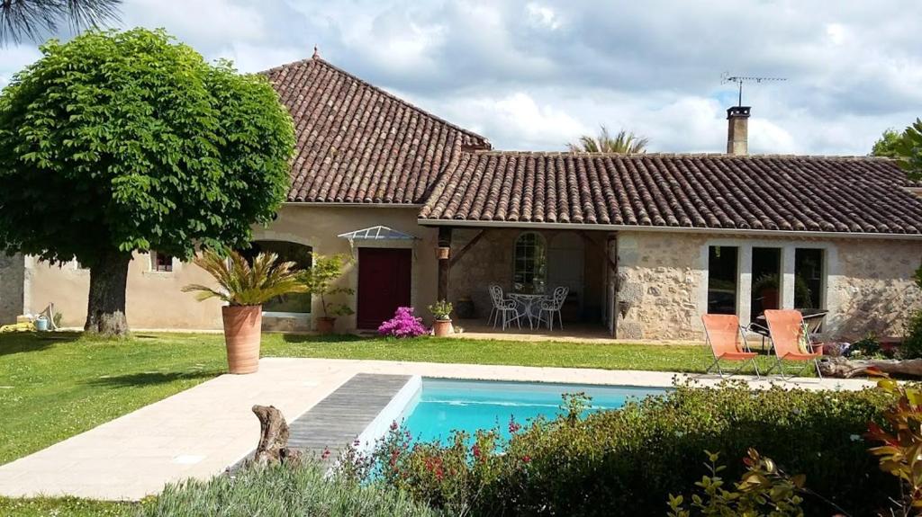 A piscina localizada em Appartement de 2 chambres avec piscine partagee jardin clos et wifi a Castera Lectourois ou nos arredores