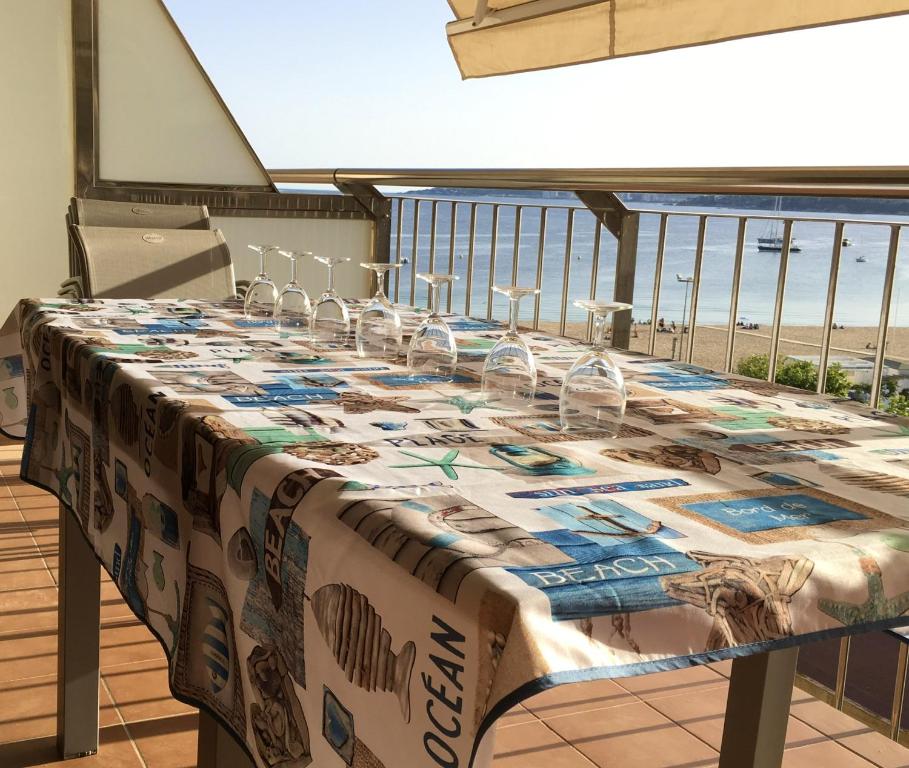 Un balcón o terraza de 2 bedrooms apartement with sea view furnished terrace and wifi at Palamos