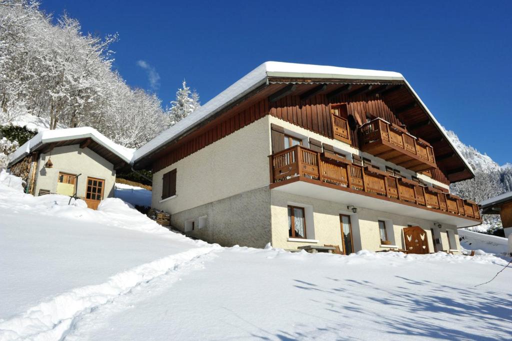 シャンパニー・アン・ヴァノワーズにあるAppartement de 2 chambres a Champagny en Vanoise a 40 m des pistes avec jardin clos et wifiの雪中の家