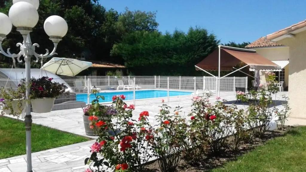 Kolam renang di atau dekat dengan Maison de 3 chambres avec piscine partagee jardin amenage et wifi a Begadan