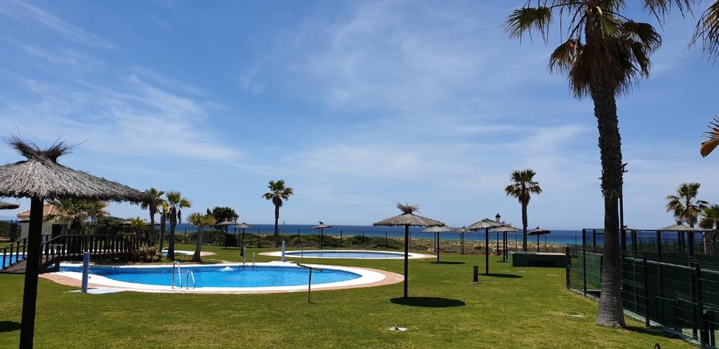 Bazén v ubytování ATICOS Primera Linea en ZAHARA DE LOS ATUNES nebo v jeho okolí