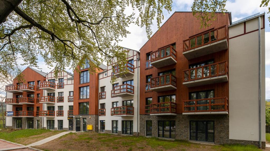 una imagen de un edificio de apartamentos con balcones en Sun & Snow Holiday Mountain Residence, en Świeradów-Zdrój