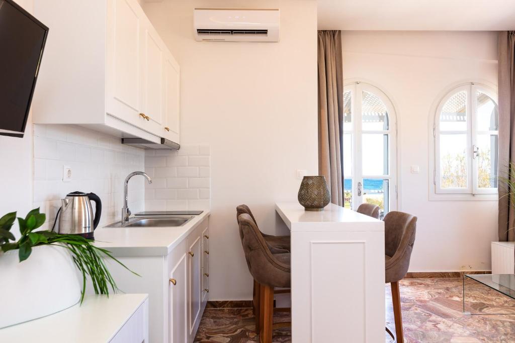 Kuchnia lub aneks kuchenny w obiekcie Pinelopi Beach Suites