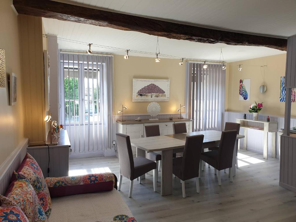 une cuisine et une salle à manger avec une table et des chaises dans l'établissement Gîte MARIUS, à Druillat