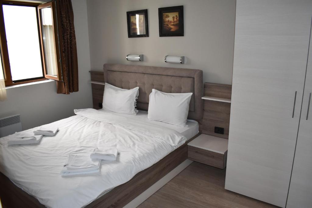 Un pat sau paturi într-o cameră la Apartman G1 u Milmari kompleksu - Kopaonik