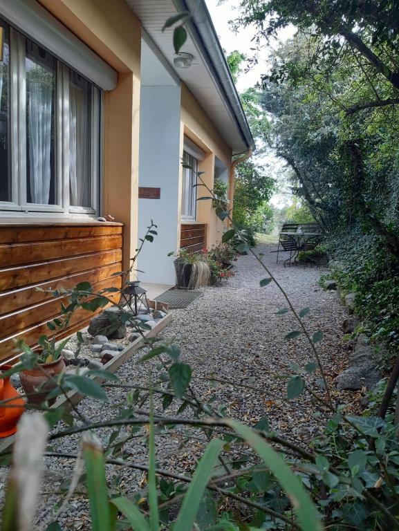 une maison avec un cimetière à côté d'une fenêtre dans l'établissement Chambre D'Hotes Au Coquelicot, à Soucieu-en-Jarrest