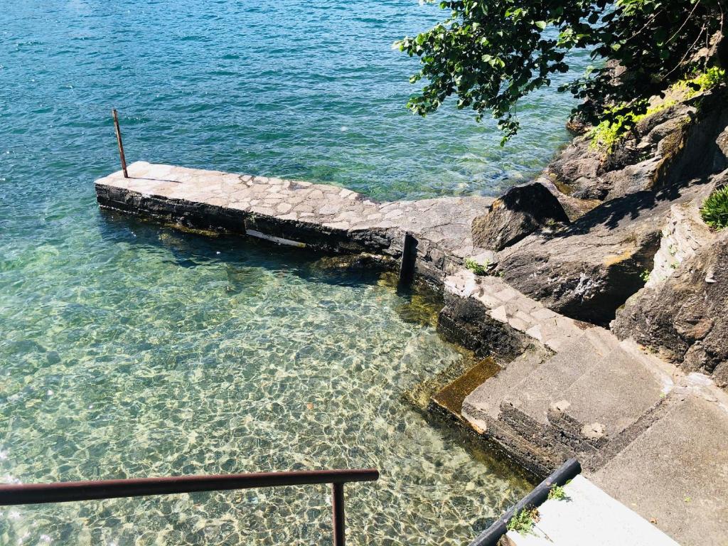 una escalera que conduce al agua cerca del océano en Lilli - Casa sul Lago, en Dervio