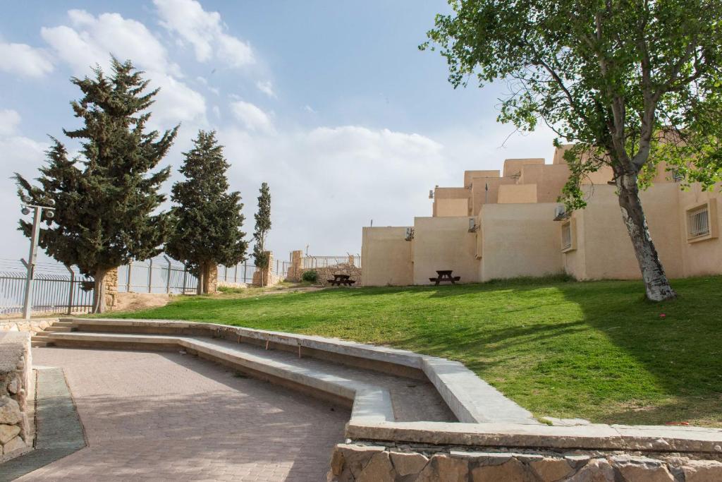 a walkway in front of a building at HI - Mitzpe Ramon Hostel in Mitzpe Ramon