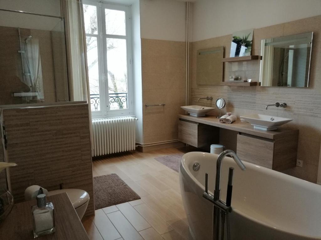 Kuchyň nebo kuchyňský kout v ubytování Chambres d'Hôtes de luxe Côté Parc-Côté Jardin avec parking privé gratuit