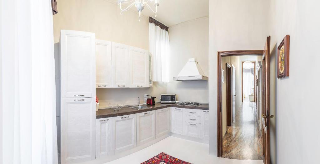 A kitchen or kitchenette at Rialto Canal View With Terrace and Balcony by Wonderful Italy