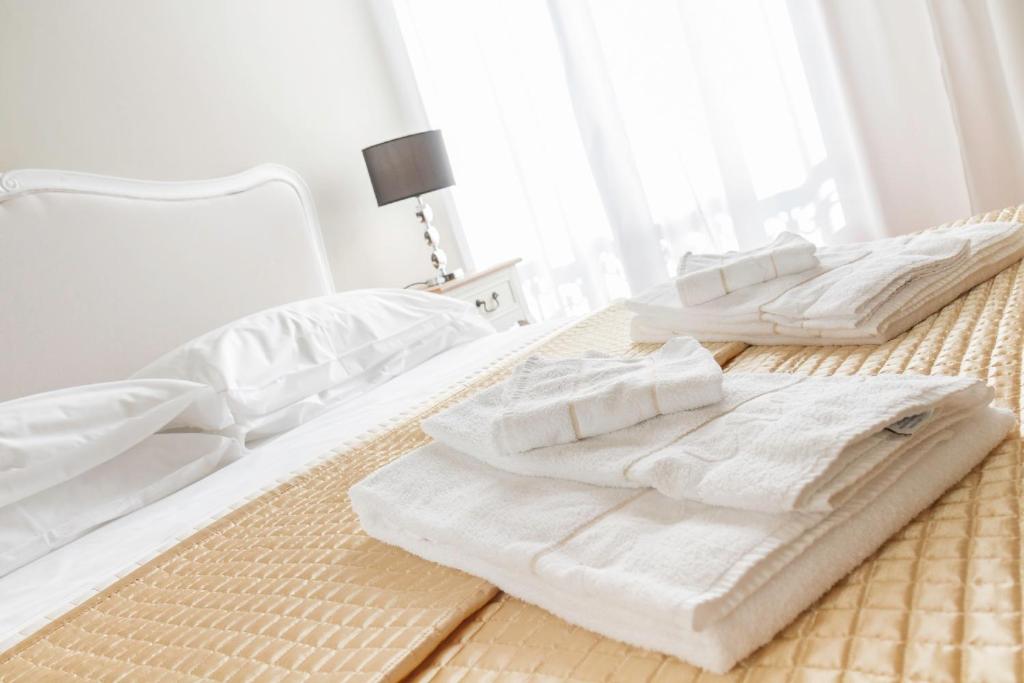 A bed or beds in a room at Rialto Canal View With Terrace and Balcony by Wonderful Italy