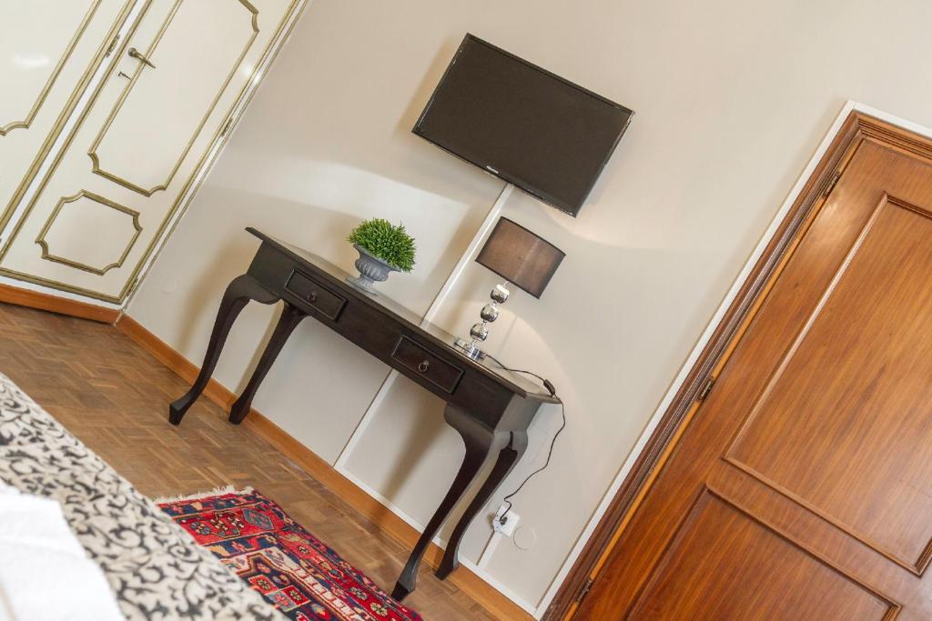 A television and/or entertainment centre at Rialto Canal View With Terrace and Balcony by Wonderful Italy
