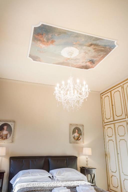 A bed or beds in a room at Rialto Canal View With Terrace and Balcony by Wonderful Italy