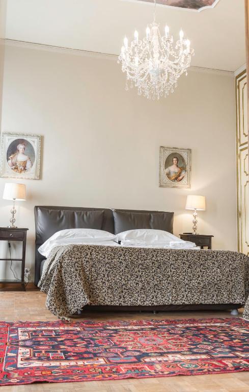 A bed or beds in a room at Rialto Canal View With Terrace and Balcony by Wonderful Italy